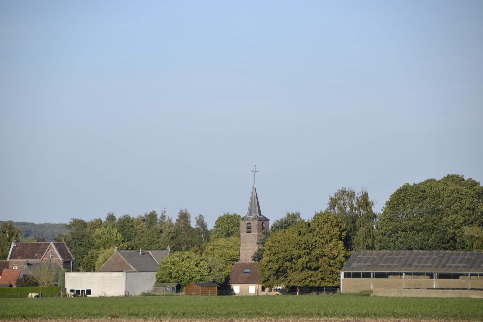 Le village de Barry et son clocher, vus depuis les champs